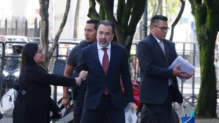Fotografía que muestra el arribo del alcalde Pabel Muñoz a la Fiscalía General del Estado.