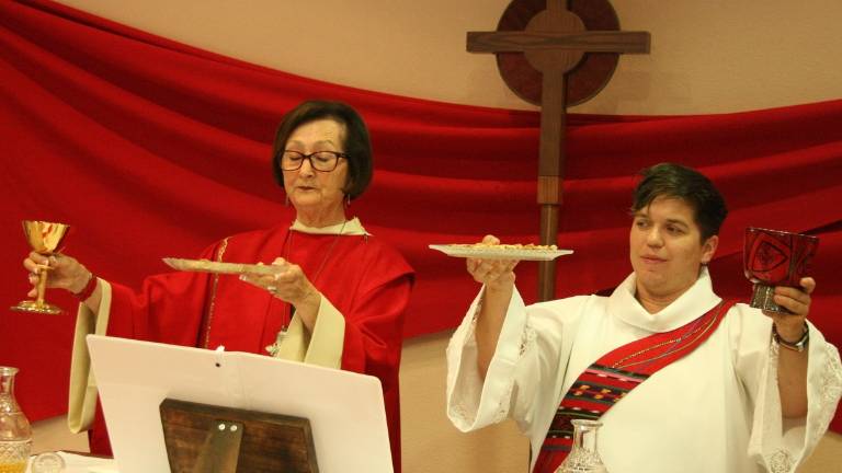 Así fue la ordenación del primer pastor transgénero no binario