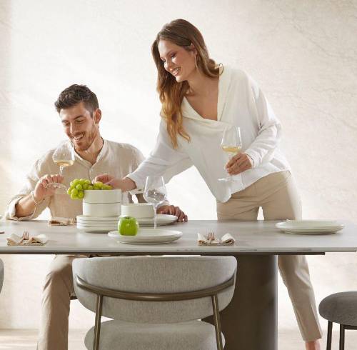 Pareja disfrutando de un espacio de comedor. Decorar cada rincón es una aventura y más cuando se trata de ese primer hogar para una pareja recién casada.