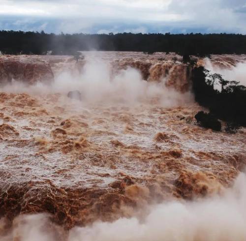 Fotografía durante una crecida del río en las Cataratas de Iguazú, en el 2023.