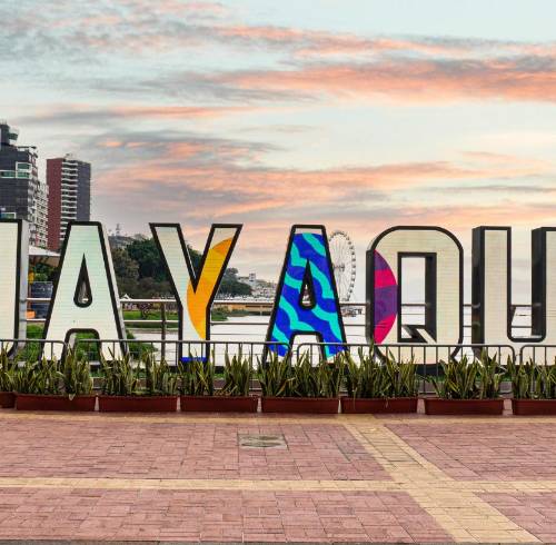 El Malecón 2000 permite caminar junto al río Guayas y visitar monumentos, jardines y plazas.