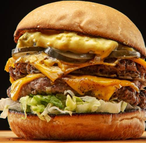 La historia comenzó cuando un hombre aseguró que una hamburguesa triple fue suficiente para no volver a salir con su acompañante.
