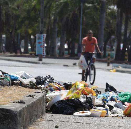 Fotografía de basura acumulada en las calles de Guayaquil.