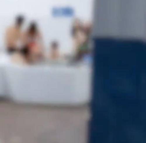 Un grupo de personas dentro de un jacuzzi en las instalaciones de la Asociación de Empleados de la Prefectura de Pichincha.