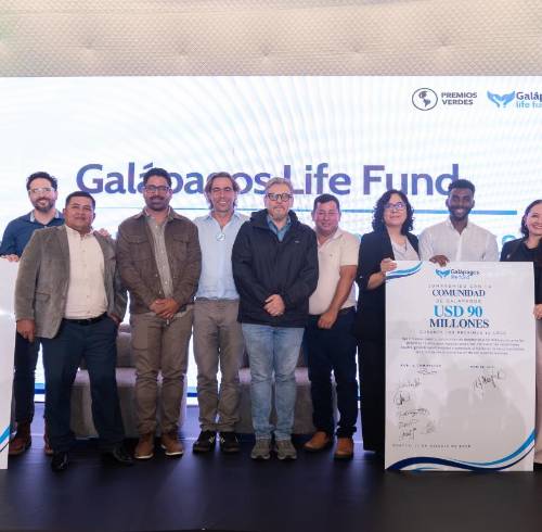 Fotografía de la firma del compromiso de financiamiento de USD 180 millones por Galápagos Life Fund.