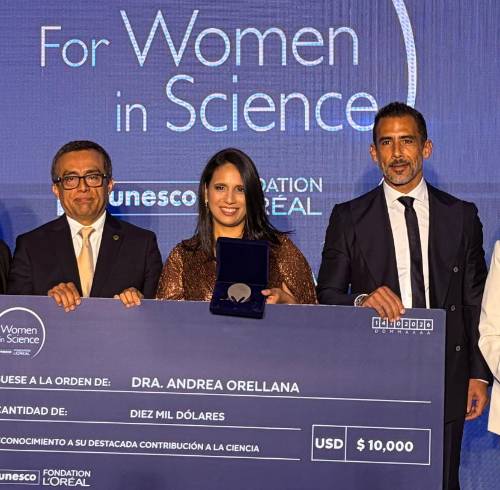 Fotografía de Andrea Orellana, durante su reconocimiento For Women in Science 2026 en Lima, Perú.