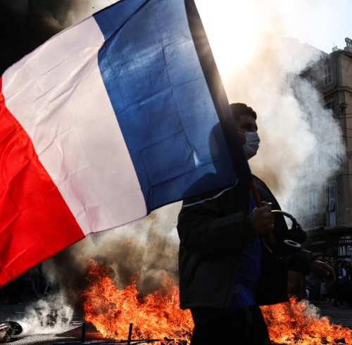 Joven protesta en París, Francia.
