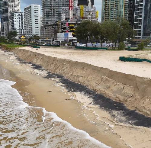 Fotografía referencial de aumento del nivel del mar en una ciudad costera.