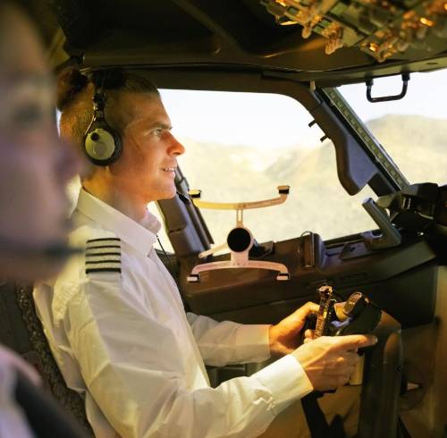 Piloto controlando el vuelo.