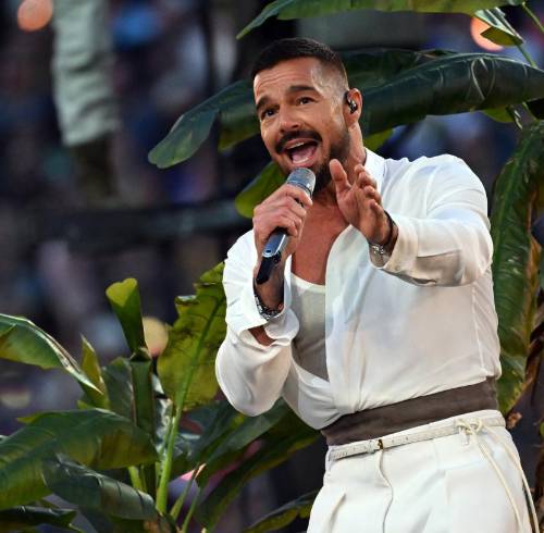 Ricky Martin suspendió temporalmente su concierto en Montenegro tras un incidente con gas lacrimógeno.