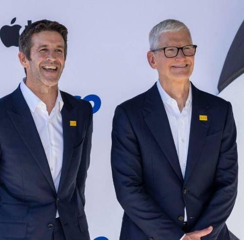 Fotografía de archivo del 27 de julio de 2026 que muestra a John Ternus (i) y Tim Cook (d). El 1 de septiembre John Ternus asumirá el puesto de consejero delegado de Apple tras casi 15 años de Tim Cook al frente.