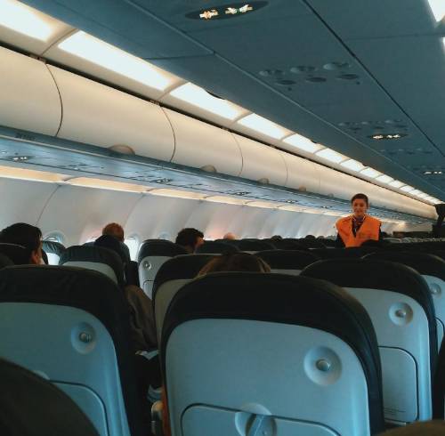 Tripulación a bordo de un avión, en una foto referencial.