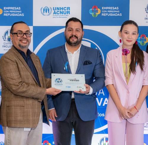 Fotografía del reconocimiento a Revista Vistazo con el Sello Empresa Inclusiva de ACNUR.