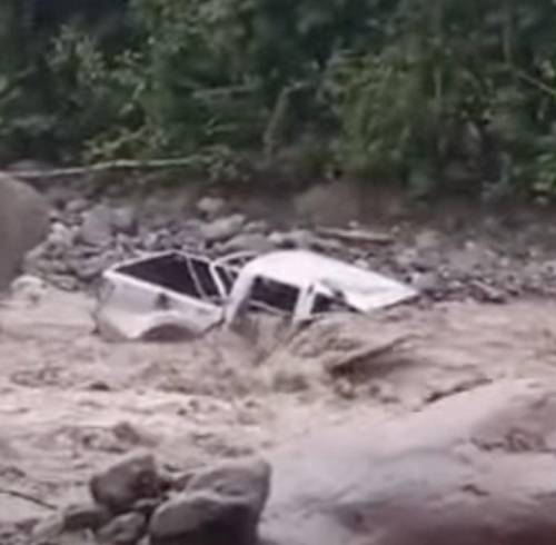 Camioneta quedó en medio del río tras ser arrastrada por la corriente.