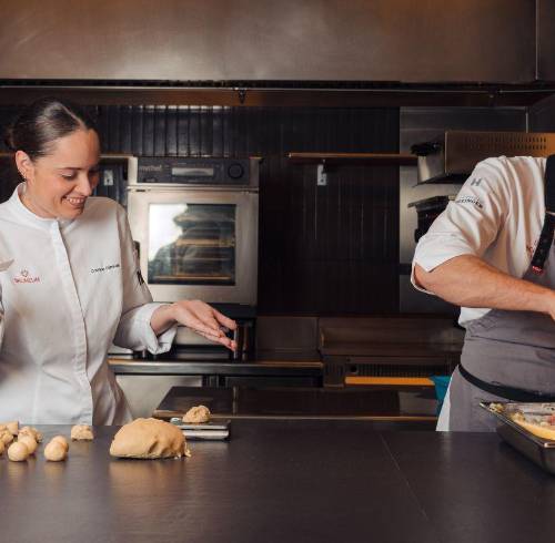 Los chefs Cristina Cánovas y Diego Aguilar, del restaurante español Palodú, son quienes llegaron a Guayaquil a formar parte de la experiencia Mesa de Sabores 2026.