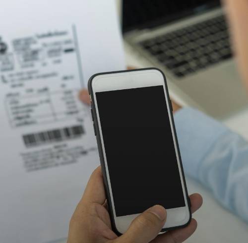 Fotografía referencial de un escaner de documentos en el celular para convertirlo en PDF.
