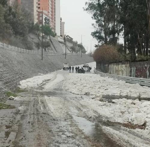 Acumulación de granizo en el sector La Mañosca, Quito.