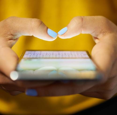 Persona chateando en la aplicación de Whatsapp.