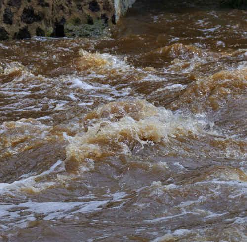 Río desbordado, en una fotografía referencial.
