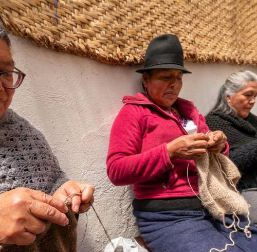 Fotografía de mujeres artesanas de prendas de ropa en la sierra ecuatoriana.