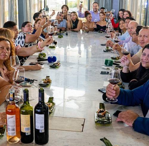 Asistentes a la cata privada previo al evento Gran Cava Supermaxi. Se trató de una invitación sensorial para apreciar el color, los aromas y los sabores de vinos nacionales.