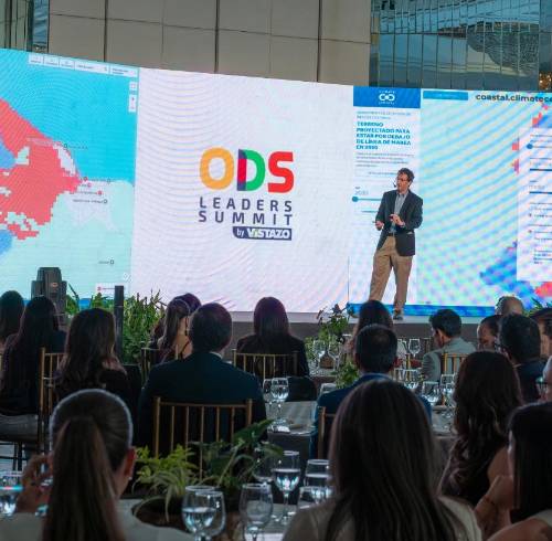 Fotografía de Dan Rizza, de Climate Central, durante su charla magistral en el ODS Leaders Summit 2025.