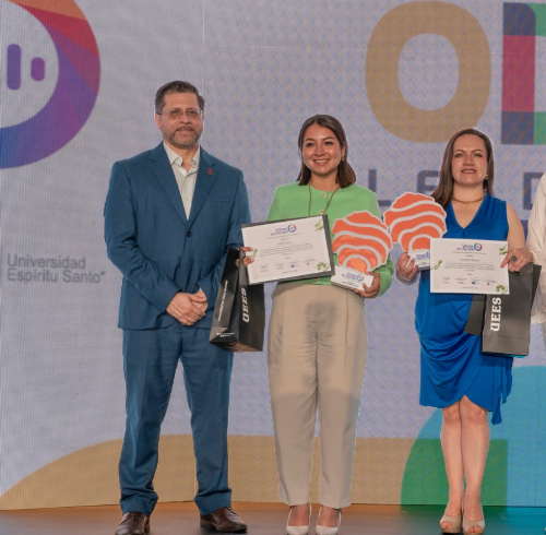 Fotografía durante la premiación de la primera edición del concurso de periodismo Voces en Acción.