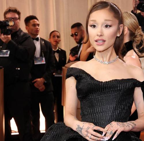 Ariana Grande no solo ha destacado por su talento musical, sino también por su amor por los animales.