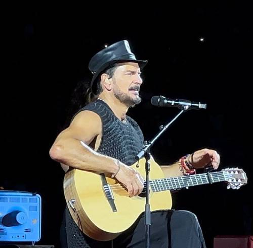 El cantante guatemalteco interactuó con los asistentes y escogió algunas canciones a partir de las solicitudes del público.