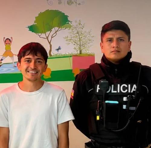 Pablo Llanes junto a oficial de la Policía, luego de que sea hallado en Baños.