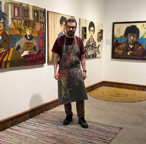 Andrés Rodríguez combina pintura, textiles, costuras y madera para crear composiciones inspiradas en los recuerdos y sus transformaciones.
