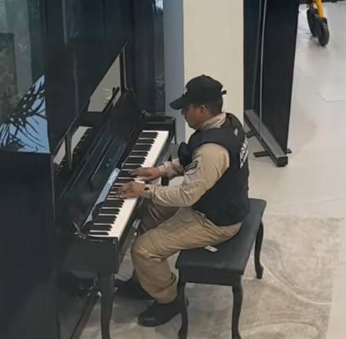 La historia detrás de Billy Asencio, el guardia de la UEES que se volvió viral tocando el piano