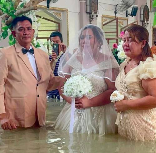 La ceremonia se realizó mientras Filipinas enfrenta fuertes lluvias e inundaciones.