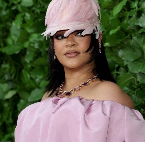 Una mujer fue arrestada tras presuntamente disparar contra la vivienda de Rihanna en Beverly Hills.