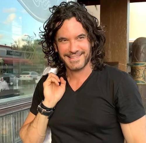 El actor afirmó que Telemundo habría limitado sus oportunidades laborales, aunque la cadena no se ha pronunciado.