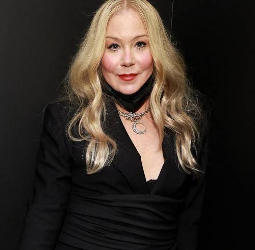 Christina Applegate contó que nuevas pruebas descartaron su diagnóstico de esclerosis múltiple.