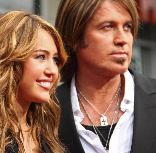 Billy Ray Cyrus respaldó públicamente la decisión de Miley de eliminar su apellido de su nombre artístico.