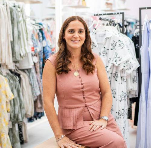 En la nueva tienda de Get In de Mall del Sol posa la fundadora de la marca Gabriela Noboa, quien acaba de lanzar una nueva línea de ropa femenina llamada Mariasol.