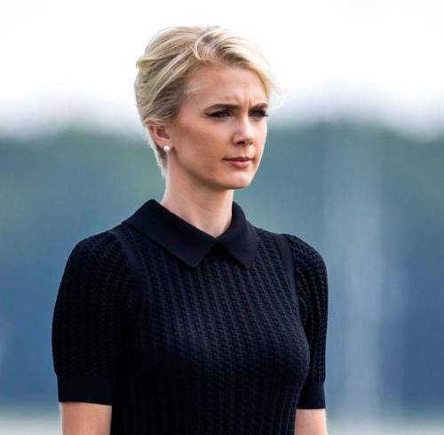 Natalie Harp observa el solemne traslado de los soldados estadounidenses caídos en el conflicto con Irán en la Base Aérea de Dover, Delaware.