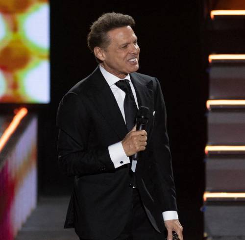 La publicación señala que el cantante se recupera favorablemente junto a Paloma Cuevas.