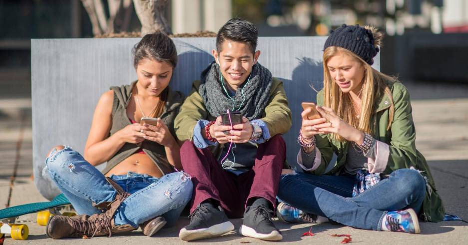 Adolescentes utilizando redes sociales. (Foto referencial)