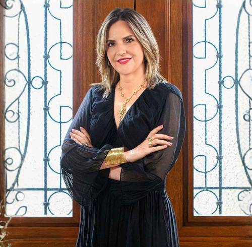 La periodista Gaby Baer posa para revista Hogar, ella conversó con el medio sobre su camino en el mundo de la comunicación.