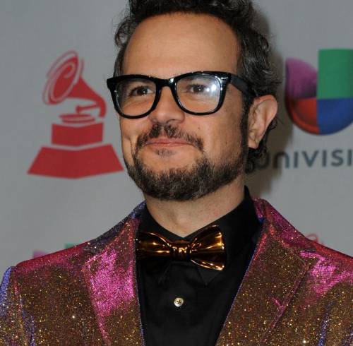 El cantautor mexicano acompañó la imagen con un mensaje en tono irónico sobre una prótesis capilar.
