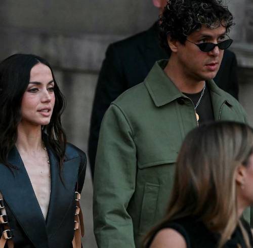 La aparición ocurrió el 6 de octubre durante la Semana de la Moda, en el Museo del Louvre.