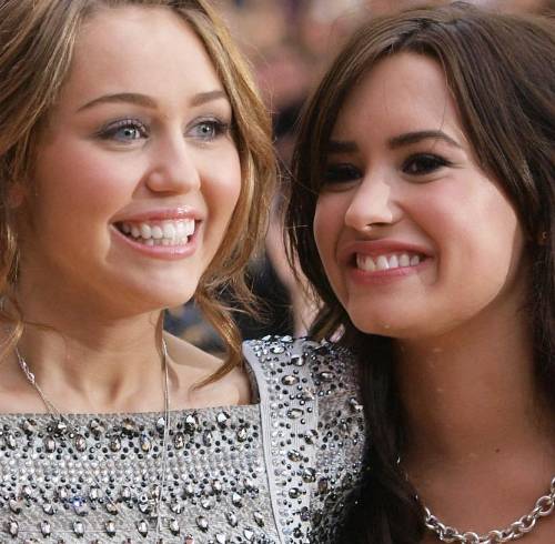 Demi Lovato recordó las comparaciones que vivió con Miley Cyrus y Selena Gomez durante su etapa en Disney.