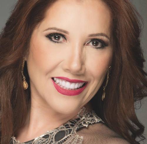 La autora nació en Córdoba, Argentina, y ha desarrollado en Ecuador una trayectoria como poeta, cantante de tango y gestora cultural.