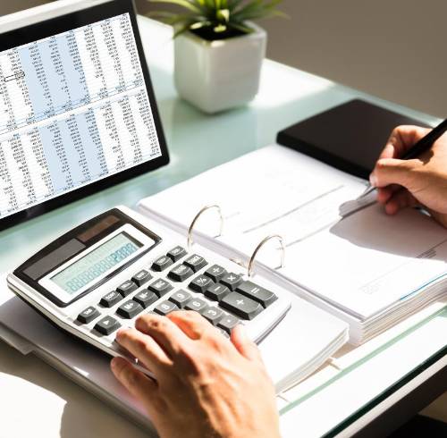 Imagen referencial de proveedor registrando una factura electrónica