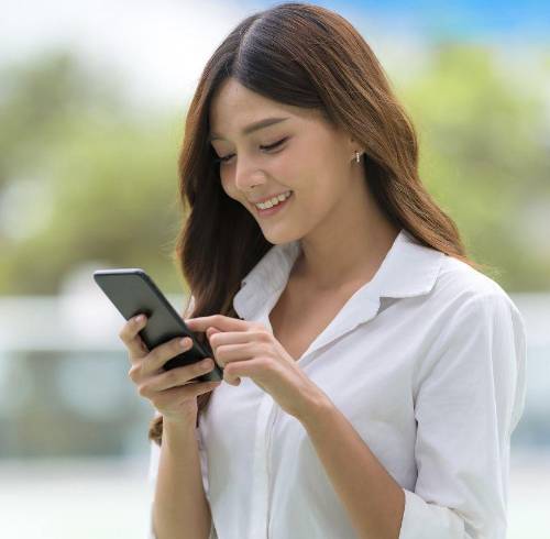 Persona revisando su teléfono celular. En Ecuador Movistar y Tuernti pasaron a ser parte de la operadora telefónica Tigo.