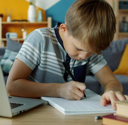 La educación en casa modifica la organización de los tiempos, el acompañamiento familiar y los espacios donde niños y adolescentes desarrollan sus aprendizajes.