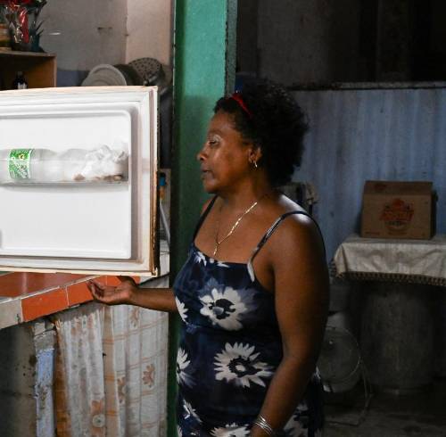 Arminda de la Cruz abre su refrigeradora en su casa de La Habana, Cuba.